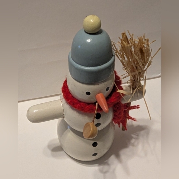 Smoking Snowman wooden VINTAGE 4.5' tall & 1.25" at base.  Arm to arm 3" wide. - Picture 3 of 11